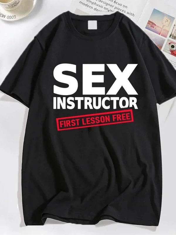 Seks eğitmen ilk ders ücretsiz T Shirt erkekler yetişkin Humour serin şaka T-shirt erkek komi 2859