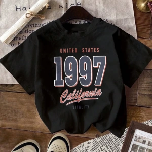 1997 Vintage Amerikan Yazı Tipi Stili Moda Rahat Baskılı Siyah Kısa Kollu Tiş