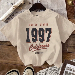1997 Vintage Amerikan Yazı Tipi Stili Moda Rahat Baskılı Siyah Kısa Kollu Tiş