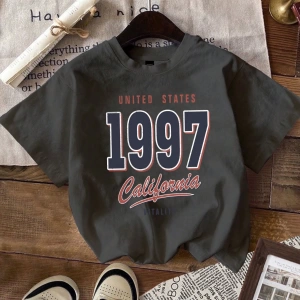 1997 Vintage Amerikan Yazı Tipi Stili Moda Rahat Baskılı Siyah Kısa Kollu Tiş