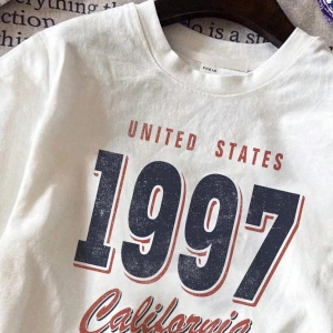 1997 Vintage Amerikan Yazı Tipi Stili Moda Rahat Baskılı Siyah Kısa Kollu Tiş