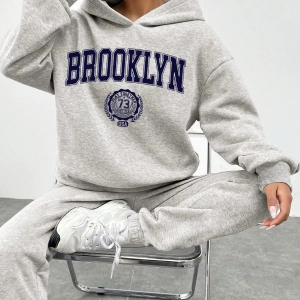 2li Set: Büyük Beden Kadınlar İçin Rahat Retro Brooklyn Grafik Kapüşonlu Üst ve