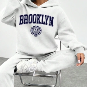 2li Set: Büyük Beden Kadınlar İçin Rahat Retro Brooklyn Grafik Kapüşonlu Üst ve