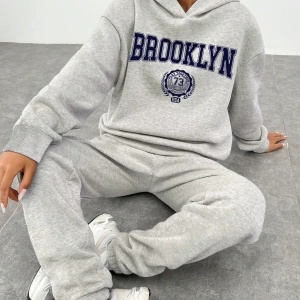 2li Set: Büyük Beden Kadınlar İçin Rahat Retro Brooklyn Grafik Kapüşonlu Üst ve