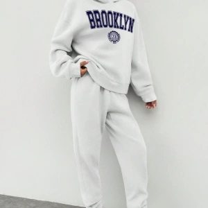 2li Set: Büyük Beden Kadınlar İçin Rahat Retro Brooklyn Grafik Kapüşonlu Üst ve