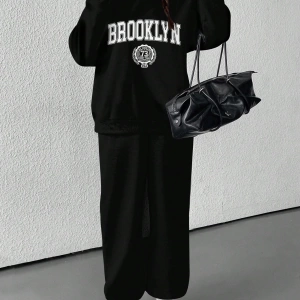 2li Set: Büyük Beden Kadınlar İçin Rahat Retro Brooklyn Grafik Kapüşonlu Üst ve