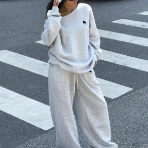 2 Parça Set: Bol Soğuk Omuz Sweatshirt ve Termal Astarlı Geniş Paça Eşofman Altı