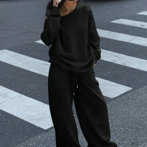 2 Parça Set: Bol Soğuk Omuz Sweatshirt ve Termal Astarlı Geniş Paça Eşofman Altı