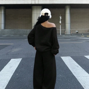 2 Parça Set: Bol Soğuk Omuz Sweatshirt ve Termal Astarlı Geniş Paça Eşofman Altı