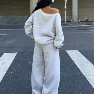 2 Parça Set: Bol Soğuk Omuz Sweatshirt ve Termal Astarlı Geniş Paça Eşofman Altı