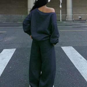 2 Parça Set: Bol Soğuk Omuz Sweatshirt ve Termal Astarlı Geniş Paça Eşofman Altı