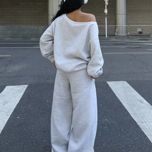 2 Parça Set: Bol Soğuk Omuz Sweatshirt ve Termal Astarlı Geniş Paça Eşofman Altı