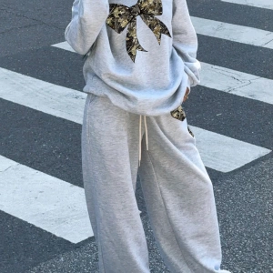 2 Parça Set: Bol Soğuk Omuz Sweatshirt ve Termal Astarlı Geniş Paça Eşofman Altı