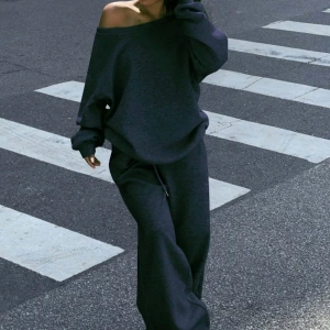 2 Parça Set: Bol Soğuk Omuz Sweatshirt ve Termal Astarlı Geniş Paça Eşofman Altı