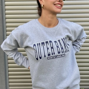 Kadın Bisiklet Yaka Gri Outer Banks Baskılı Oversize Sweatshirt OUTEROVERSİZESWEATSHİ