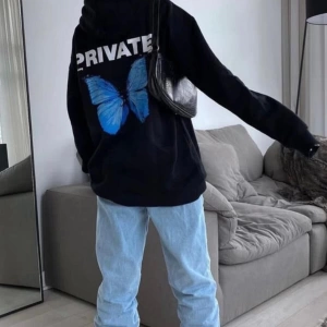 Kadın Siyah Private Sırt Baskılı Oversize Kapüşonlu Sweatshirt sırtdetaylıpriv