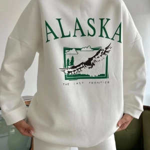 Beyaz Alaska Baskılı Oversize Bisiklet Yaka Kadın Sweatshirt bsgalaskasweat