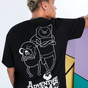 ADVENTURE TIME X SHEIN Erkek Rahat Bol Örme Karakter Baskılı Siyah Kısa Kollu Tişört