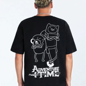 ADVENTURE TIME X SHEIN Erkek Rahat Bol Örme Karakter Baskılı Siyah Kısa Kollu Tişört