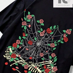 Anime Erkek Figürü ve Japon Harf Grafikli Tişört