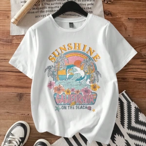 Attrition Casual Dolphin, Palmiye Ağacı ve Dalga Baskılı Slim Fit Kısa Kollu Beyaz Tişört Kad