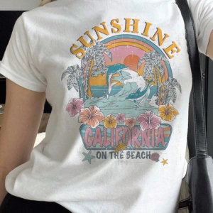 Attrition Casual Dolphin, Palmiye Ağacı ve Dalga Baskılı Slim Fit Kısa Kollu Beyaz Tişört Kad