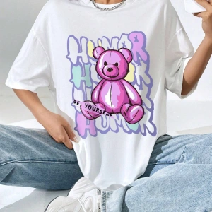 Ayı ve Mektup Baskılı ve Düşük Omuz Tasarımlı Bol Kesim Kadın Tişört