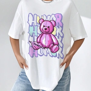 Ayı ve Mektup Baskılı ve Düşük Omuz Tasarımlı Bol Kesim Kadın Tişört