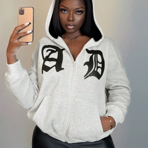 BamGleam Kadın Fermuarlı Kapşonlu Sweatshirt, İngilizce Metin Baskısı ve Kontrast Renkli Kapş Model 5205