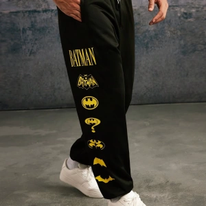 BATMAN X SHEIN 85. Erkek Günlük Bol Örgü Jogger Pantolon Çoklu Klasik Logo Baskıları, Siyah