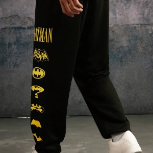 BATMAN X SHEIN 85. Erkek Günlük Bol Örgü Jogger Pantolon Çoklu Klasik Logo Baskıları, Siyah
