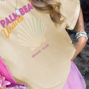 Bayan Yaz Eğlence Tatil Stili Harf Kabuk Baskı Desen Yuvarlak Yaka Kısa Kollu Tişört Moda Ve