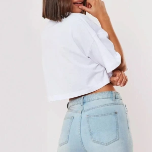 Beyaz %100 Pamuk Bisiklet Yaka Oversize Crop T-shirt