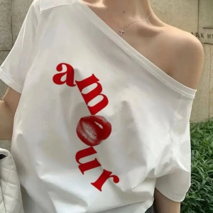 Beyaz Kadın Düşük Omuz Kayık Yaka Amour Baskılı