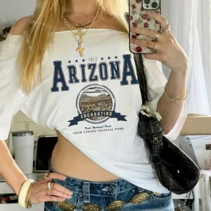 Beyaz Kadın Düşük Omuz Kayık Yaka Arizona Baskılı