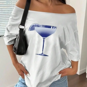 Beyaz Kadın Düşük Omuz Kayık Yaka Baskılı