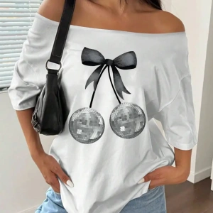 Beyaz Kadın Düşük Omuz Kayık Yaka Baskılı