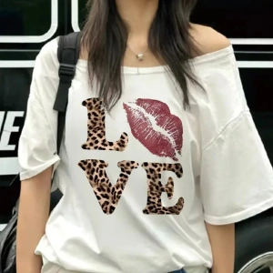 Beyaz Kadın Düşük Omuz Kayık Yaka Baskılı