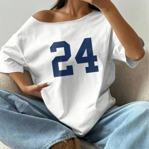 Beyaz Kadın Düşük Omuz Kayık Yaka Baskılı