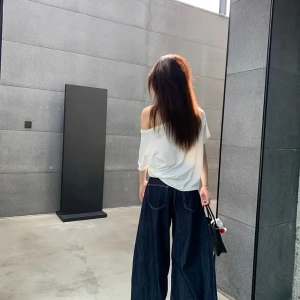 Beyaz Kadın Düşük Omuz Kayık Yaka Baskılı