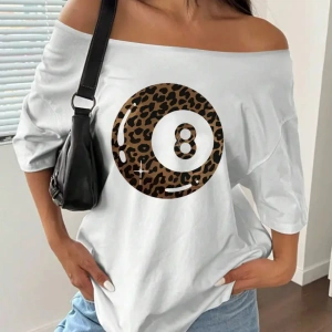 Beyaz Kadın Düşük Omuz Kayık Yaka Baskılı