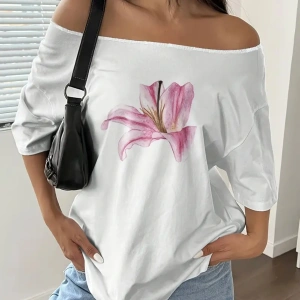 Beyaz Kadın Düşük Omuz Kayık Yaka Baskılı