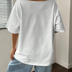 Beyaz Kadın Düşük Omuz Kayık Yaka Baskılı