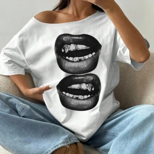 Beyaz Kadın Düşük Omuz Kayık Yaka Baskılı