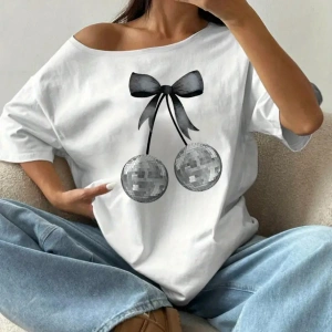 Beyaz Kadın Düşük Omuz Kayık Yaka Baskılı