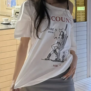 Beyaz Kadın Düşük Omuz Kayık Yaka Baskılı