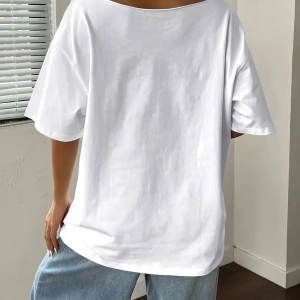 Beyaz Kadın Düşük Omuz Kayık Yaka Baskılı