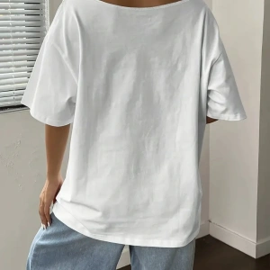 Beyaz Kadın Düşük Omuz Kayık Yaka Baskılı