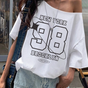 Beyaz Kadın Düşük Omuz Kayık Yaka Brooklyn 98 Baskılı