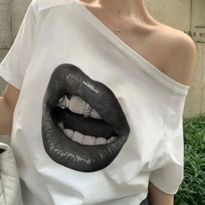 Beyaz Kadın Düşük Omuz Kayık Yaka Dudak Baskılı